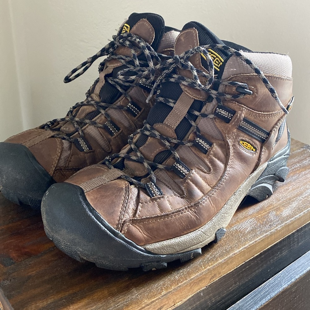 Men’s hiking boots. KEEN 10.5 WIDE width.